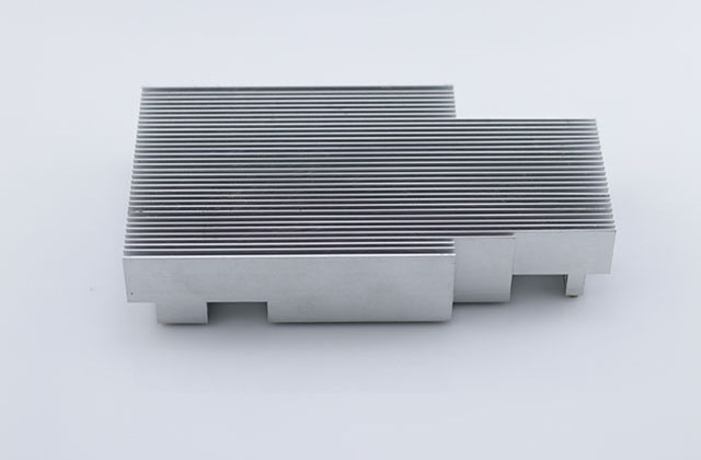 車床加工零件使用車削的工作原理是什么？